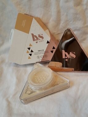 LYS Beauty  Triple Fix Loose Talc Free Translucent Setting Powder